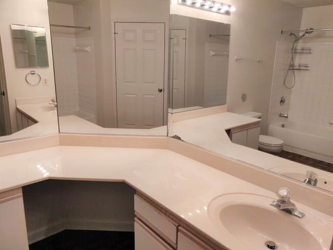 Building Photo - Charming 2 Bedroom/ 1 Bathroom Condo in Parkville, MD!