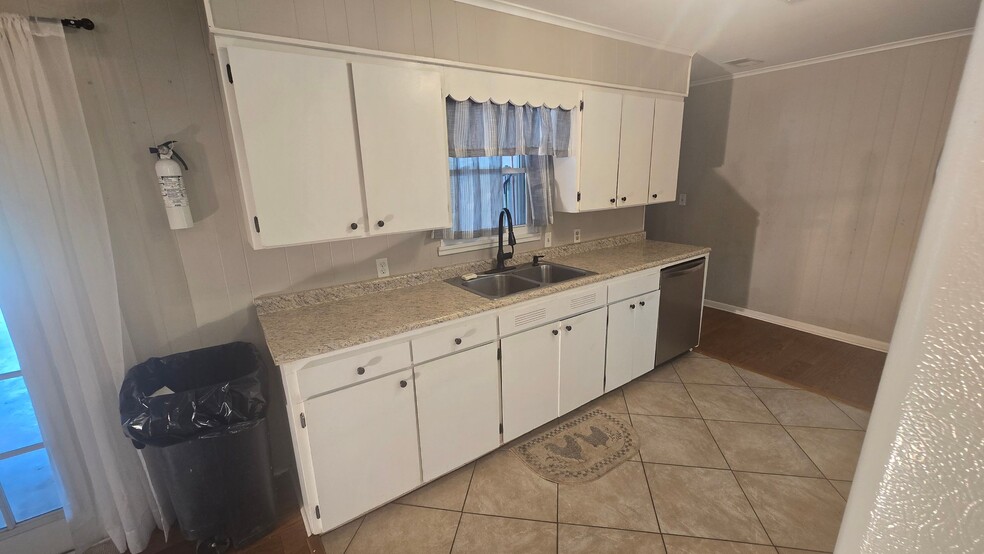 Kitchen - 868 steiner rd