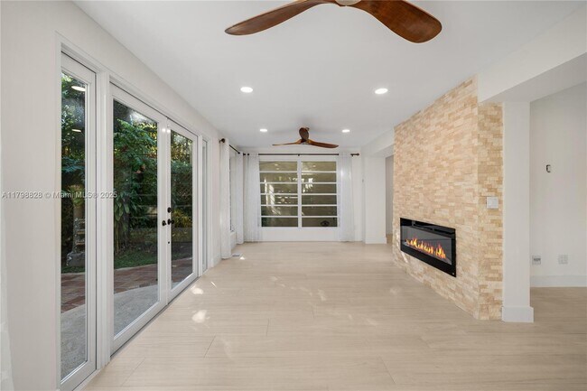 Building Photo - 936 Sorolla Ave