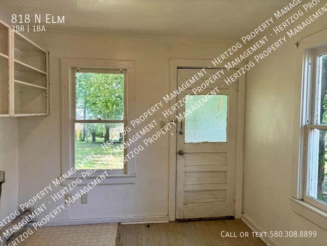 Building Photo - 818 N Elm-