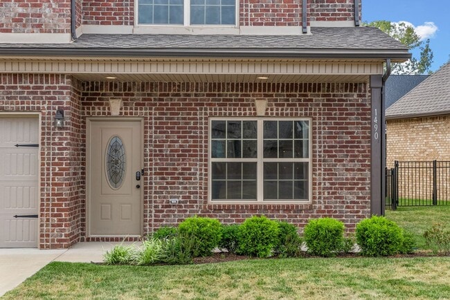 Building Photo - Pet Friendly Four Bedroom with Bonus!