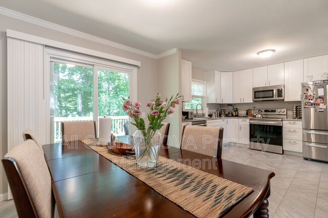 Building Photo - 12112 Amblewood Dr