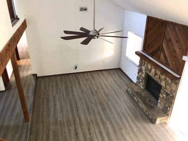 Building Photo - MOVE IN NOW! 4x3 Screened in pool home!!! ...