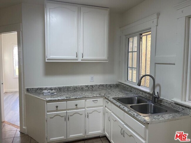 Building Photo - 708 W Vernon Ave