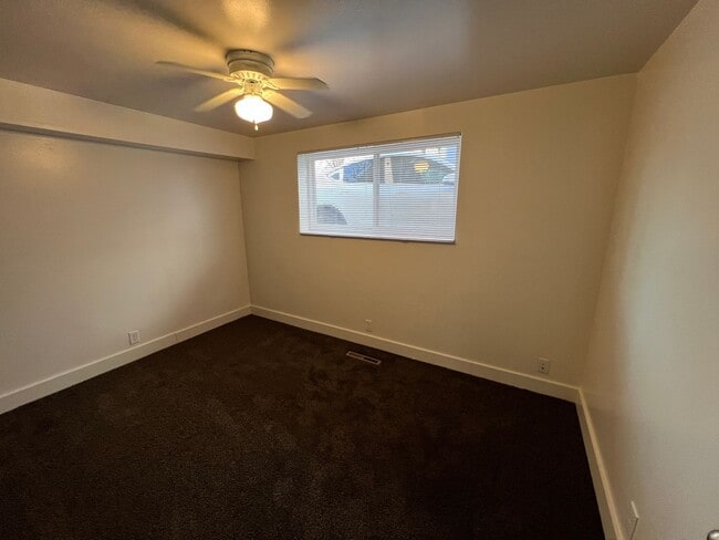 Building Photo - 2 Bed 1 bath Apartment close to downtown