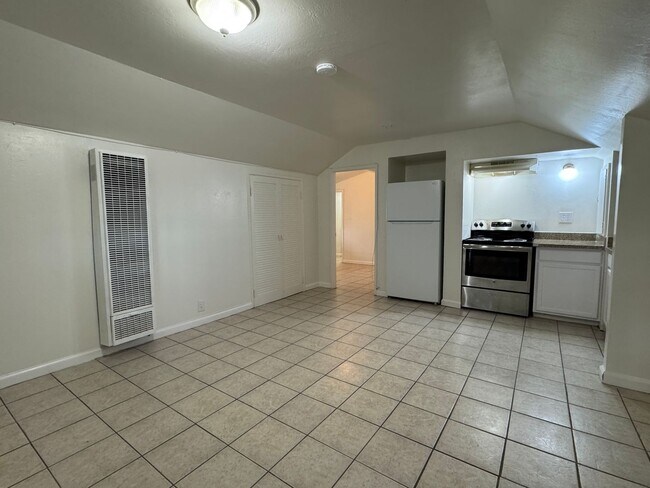 Building Photo - One Bed, One Bath Upstairs Apartment in Ce...
