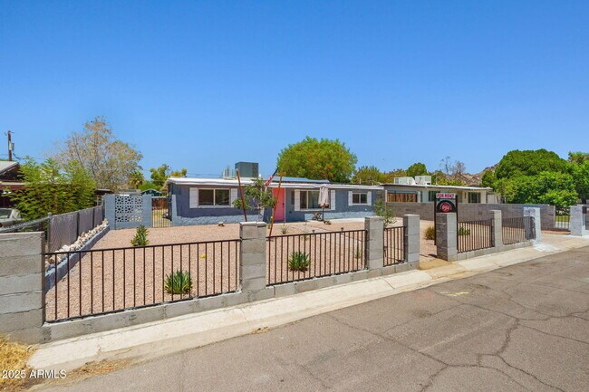 Building Photo - 1120 E Mission Ln