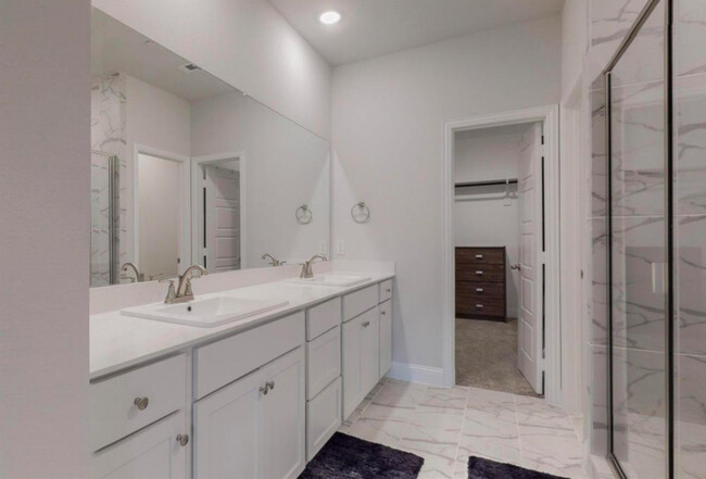 Full Bathroom (3rd Floor, Room 3) - 2510 Plumas Dr