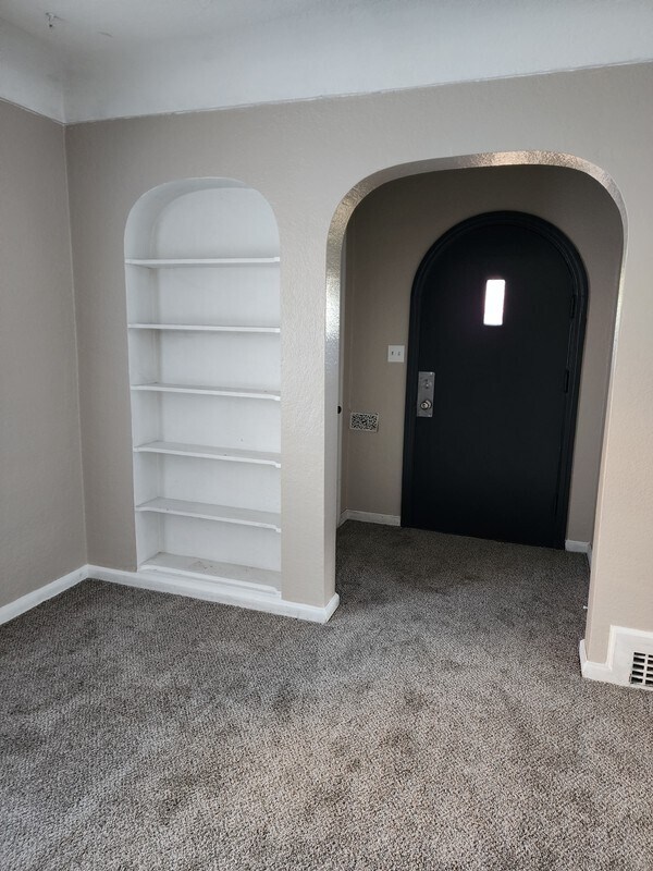 Building Photo - 215 E 500 N