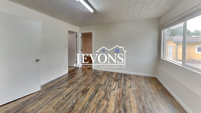 Building Photo - $1,000 Rent Credit if move-in occurs befor...