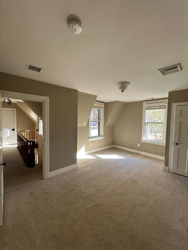 Building Photo - Beautiful, Large 4 Bedroom 1.5 Bath Home in Lancaster with Yard!