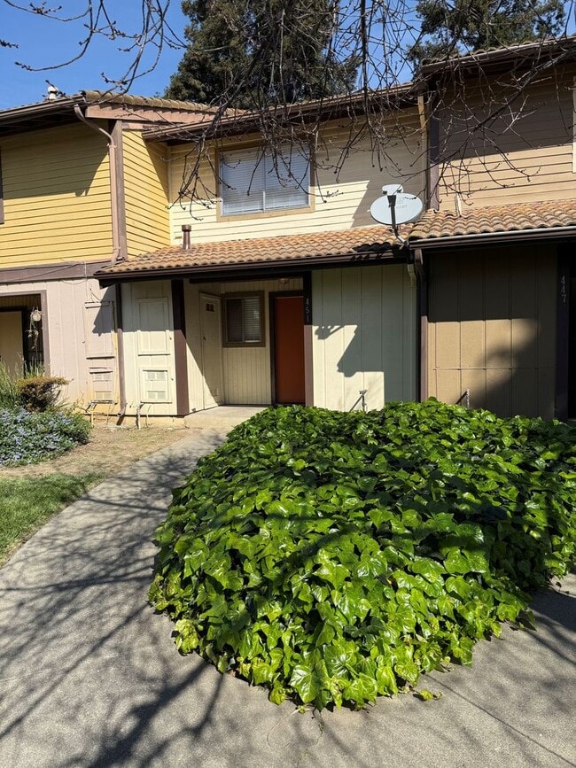 Building Photo - 2 BEDROOM TOWNHOUSE