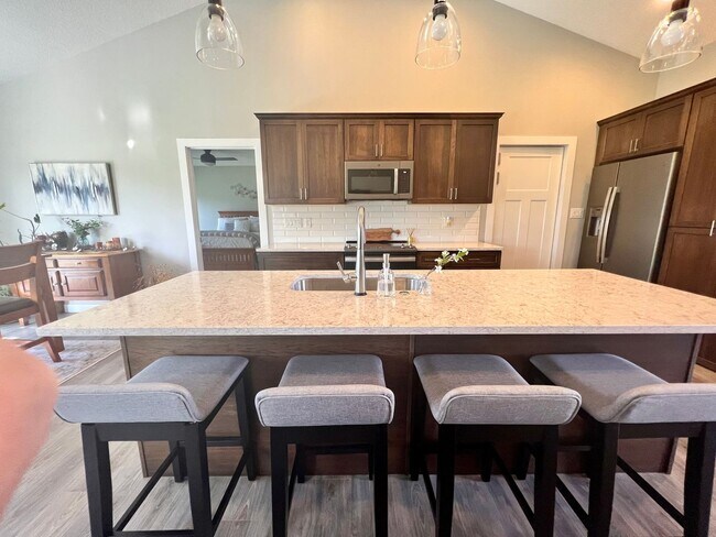 Building Photo - Fully Furnished 3-Bed House in Cedar Falls