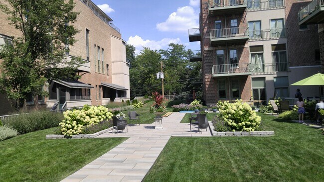 Building Photo - 156 N Oak Park Ave