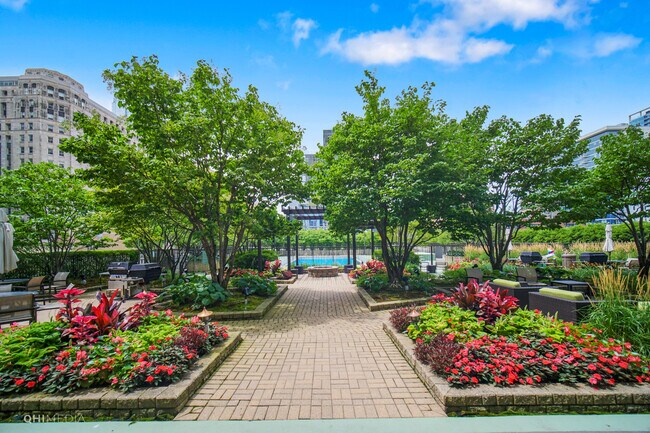 Building Photo - 400 N La Salle Dr