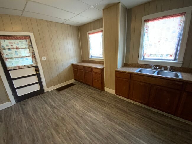 Building Photo - 12 S Beard St