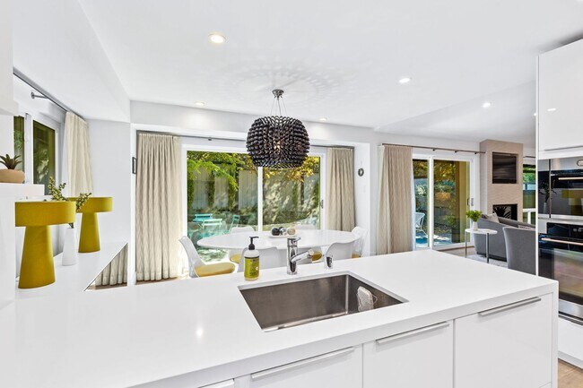 Building Photo - Stylish Condo in Desirable Alta Heights Neighborhood