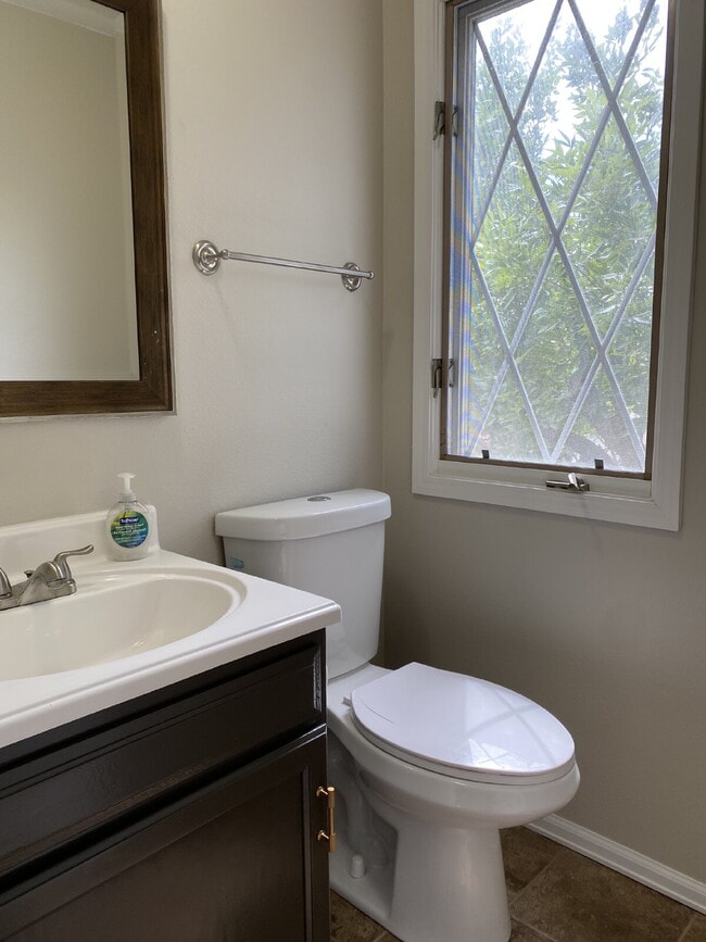 Building Photo - Beautifully updated townhome near Cherry C...
