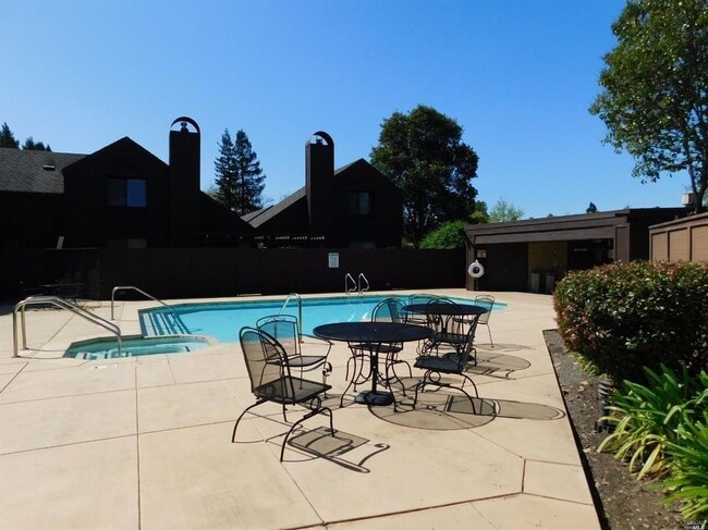 Building Photo - Furnished Short Term Rental!! 2 bedroom 2 bath, WiFi and Garbage included!