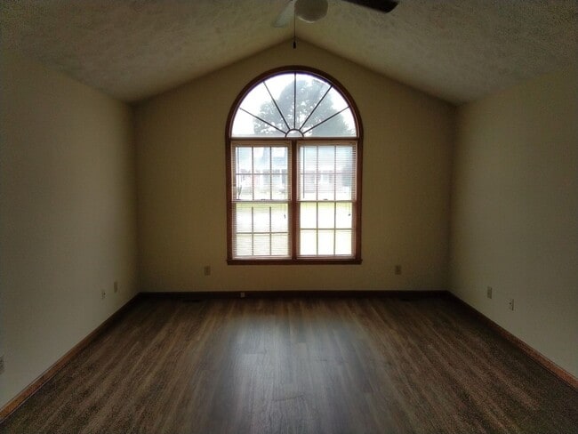 Building Photo - Duplex in Hope Mills!