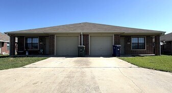 Building Photo - 2706 Ashley Dr