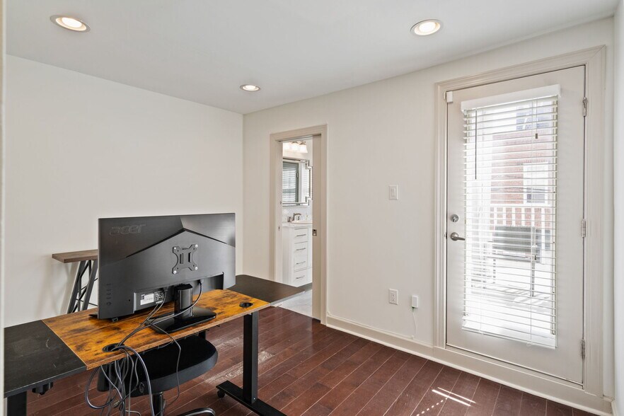 Building Photo - 710 Clymer St