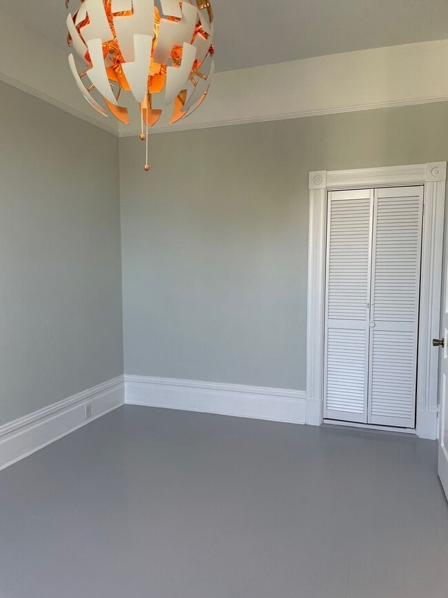 Building Photo - 2 BR/1 BA Single Family Home, Spacious Kit...