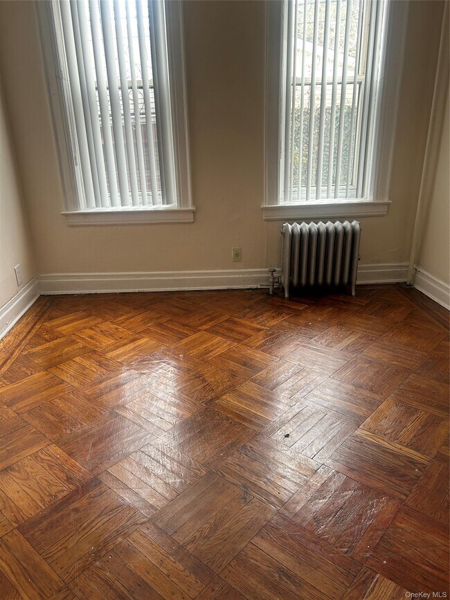 Building Photo - 594 E 38th St