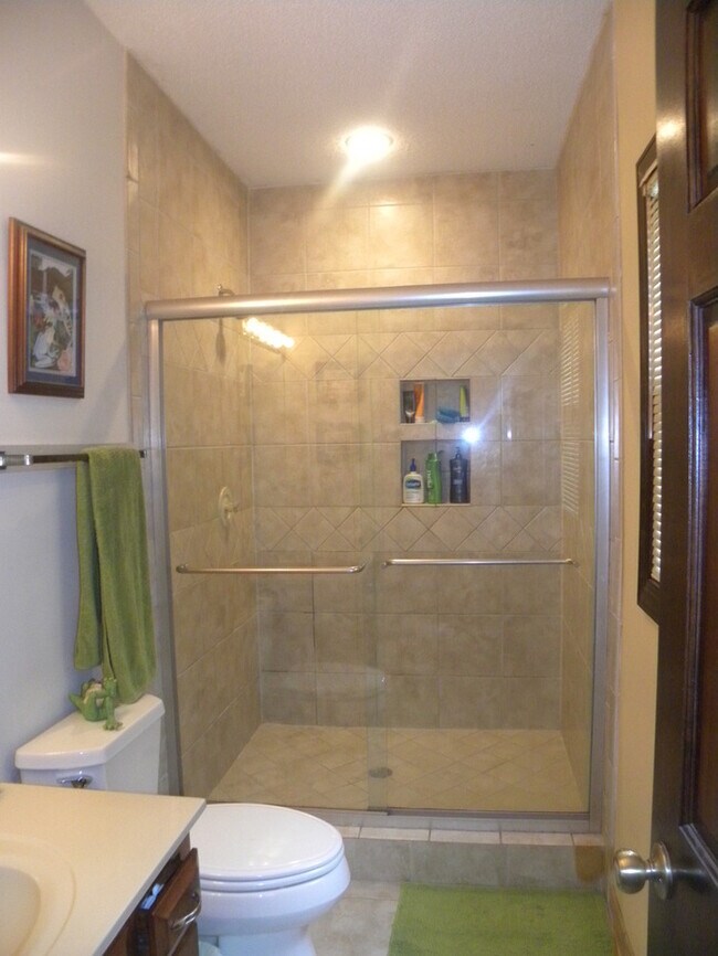Building Photo - 6 Bedroom home in Woodberry Forest! Centra...