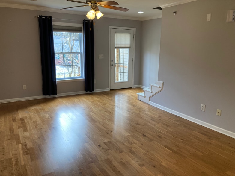 Building Photo - 2305 S Greenwood Dr