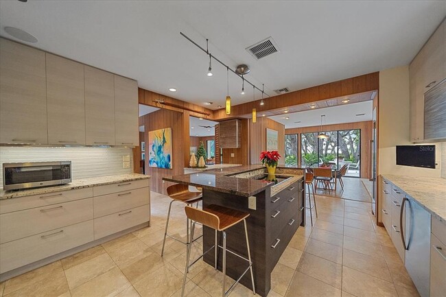 Building Photo - 3348 Old Oak Dr