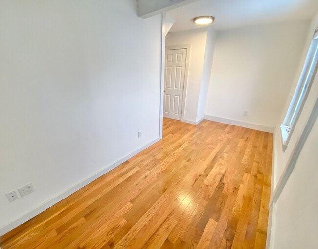 Building Photo - 69 Russell St