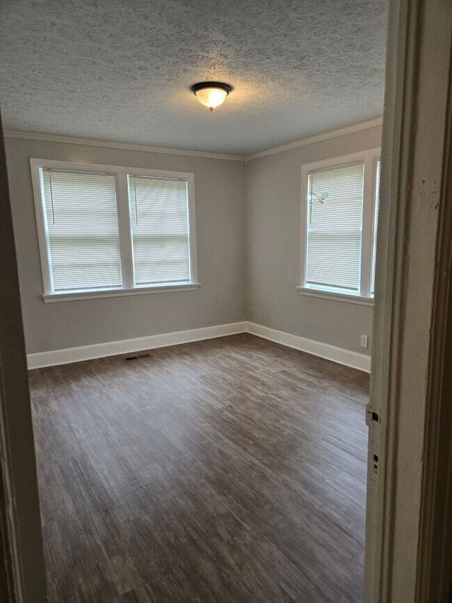 Building Photo - 4 Bedroom; 2 Bath home with Central Heatin...