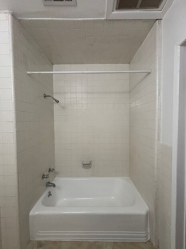 Building Photo - Beautiful 4 Bedroom 2.5 Bathroom SFR