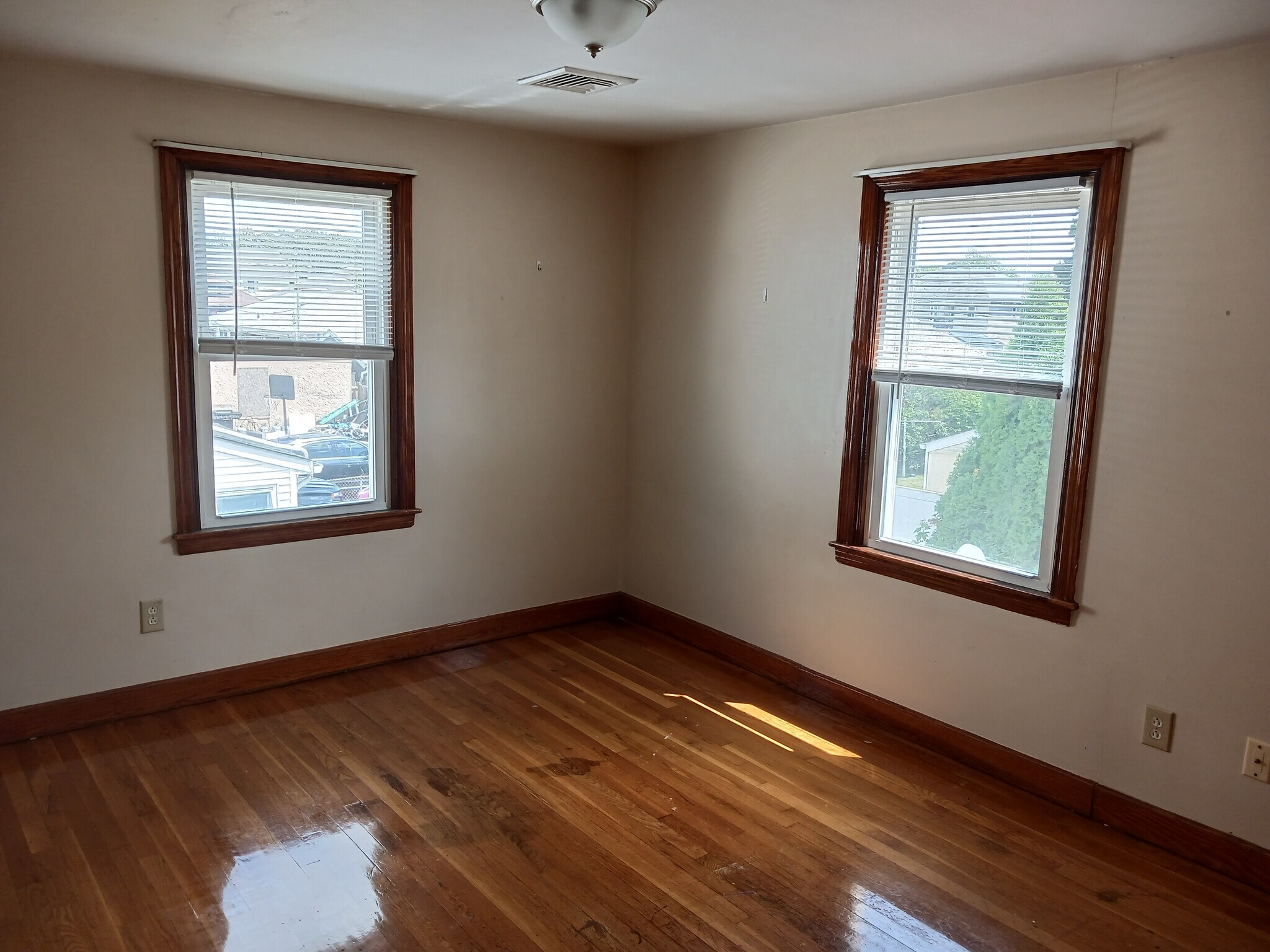 Building Photo - 213 Suffolk Ave