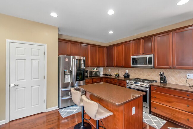 Building Photo - 3863 Pin Oak St