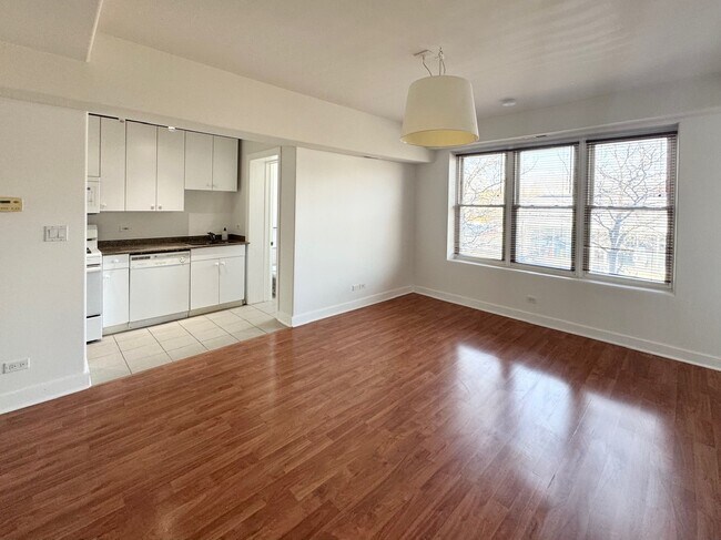 Building Photo - 4335 W Irving Park Rd