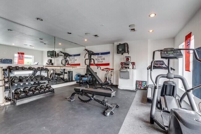 Building Photo - 5916 Sandhurst Ln