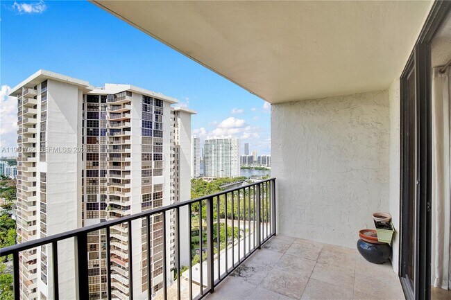 Building Photo - 18151 NE 31st Ct