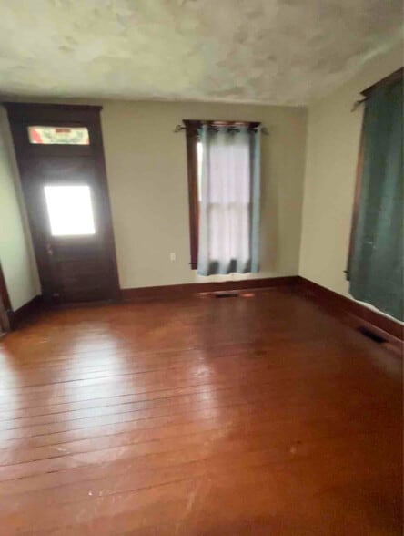 Building Photo - 210 E Hackberry St