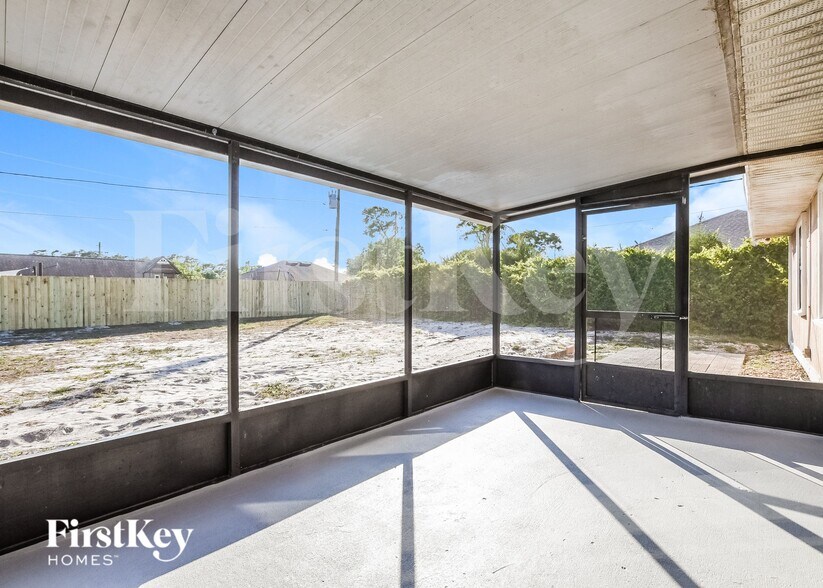 Building Photo - 3208 Buckland St