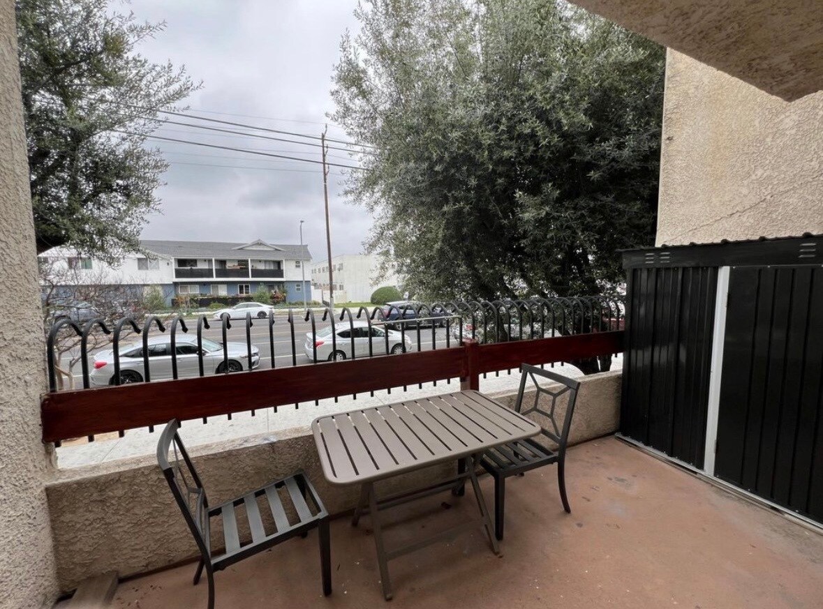 Building Photo - 7651 Reseda Blvd