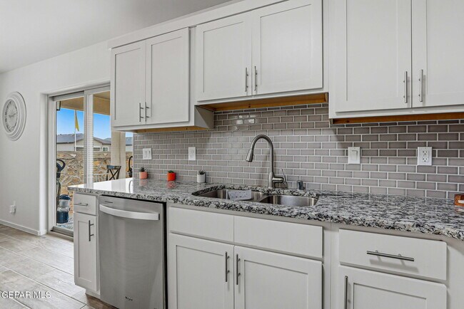 Building Photo - 15252 Apex Ct