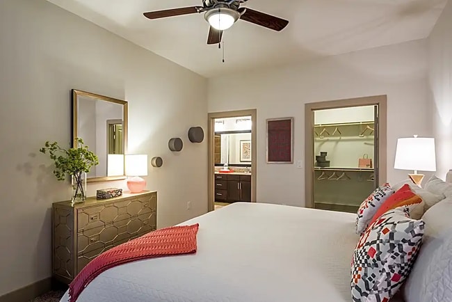 Building Photo - Only $1,314 - MIDTOWN Downtown!!