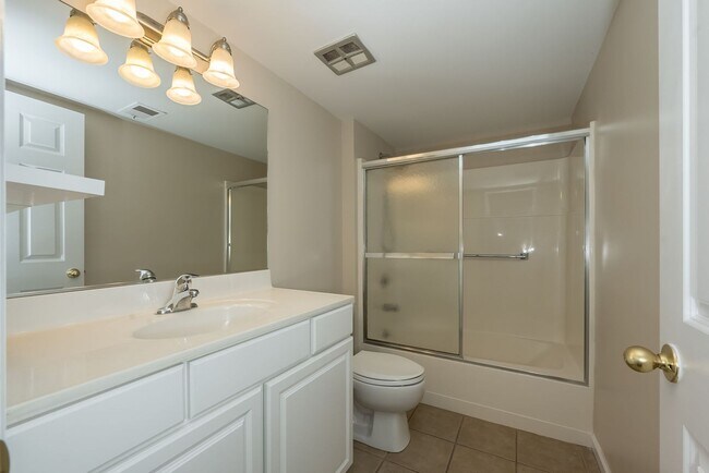 Building Photo - Two Bedroom, 2 Bath Creve Coeur Condo