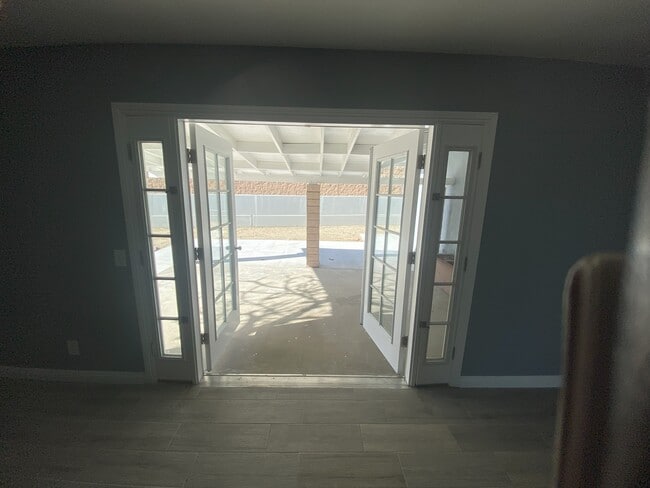 Building Photo - 9211 Vernon Ave