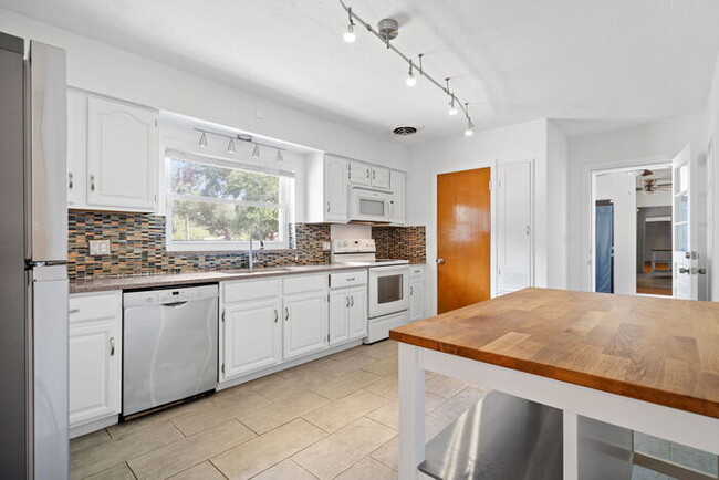 Building Photo - Beautiful Home For Rent in St Petersburg!