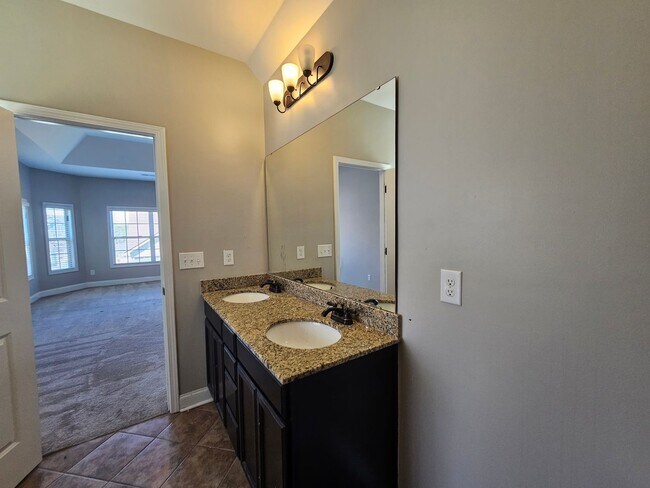 Building Photo - Luxury living at Hawthorne Ridge