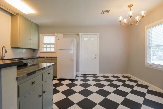 Building Photo - 3 Bed | 1 Bath | Mid Town | $1400