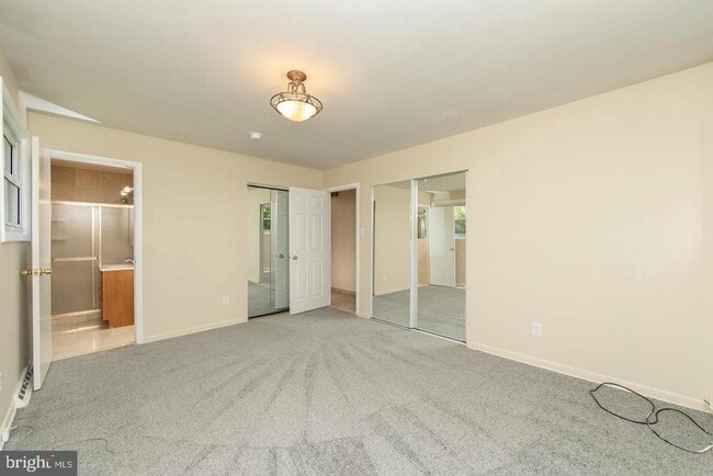 Building Photo - 15 Knollwood Dr
